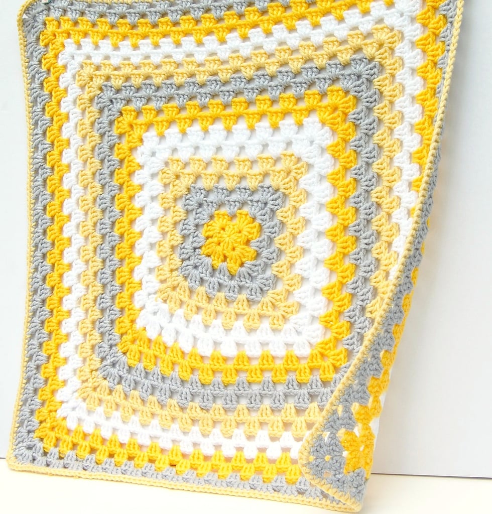 manta amarilla bebe crochet 1 - El beneficio de poder tejer en cualquier lugar
